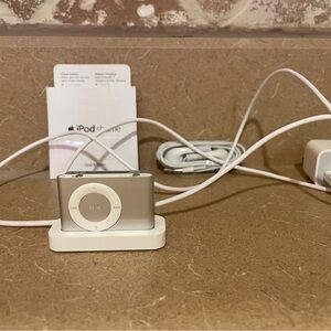 Apple iPod Shuffle in Metallic Silver